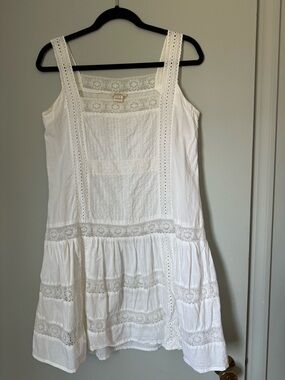 Sundance White dress with lace trim &eyelet details